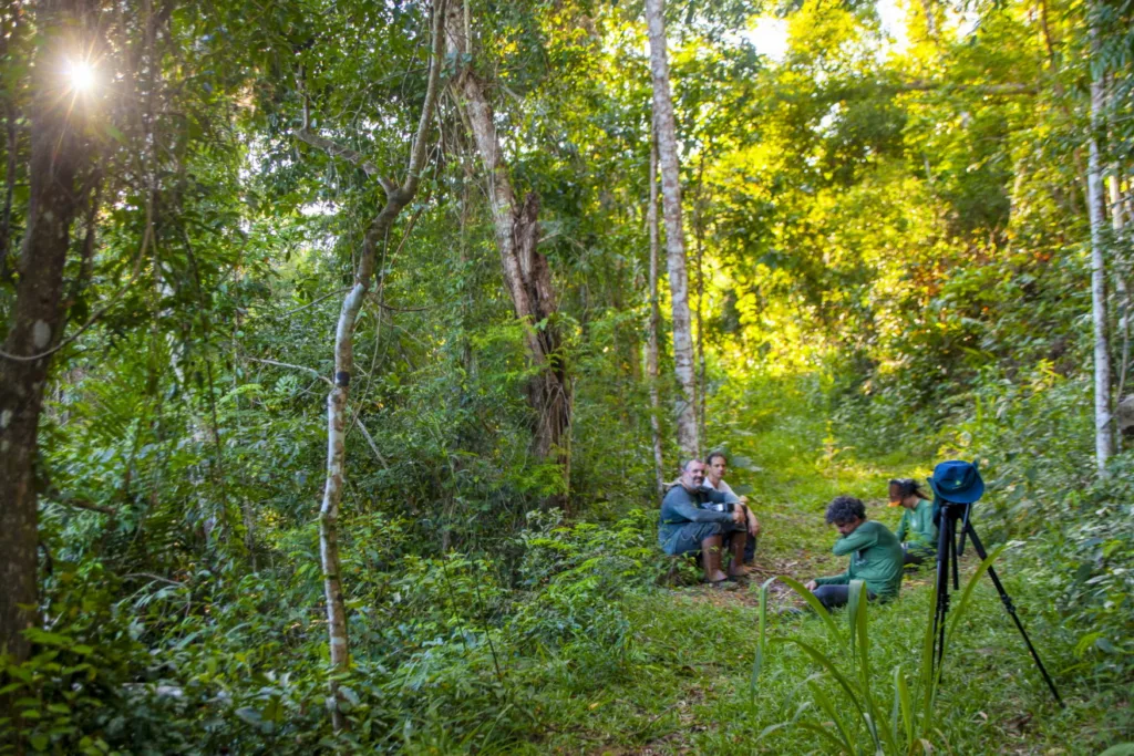 A imagem mostra a equipe do Instituto Últimos Refúgios durante uma visita técnica em Aracruz, realizando o trabalho de campo e capturando imagens da biodiversidade local