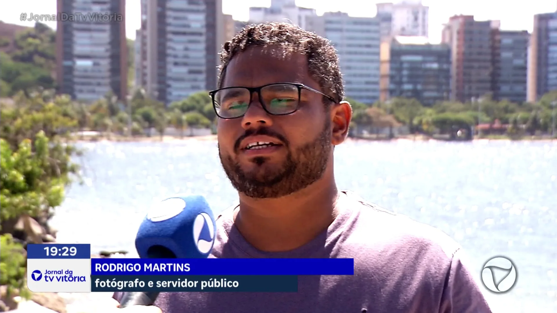 Drone registra cardume de arraias no mar de Vitória