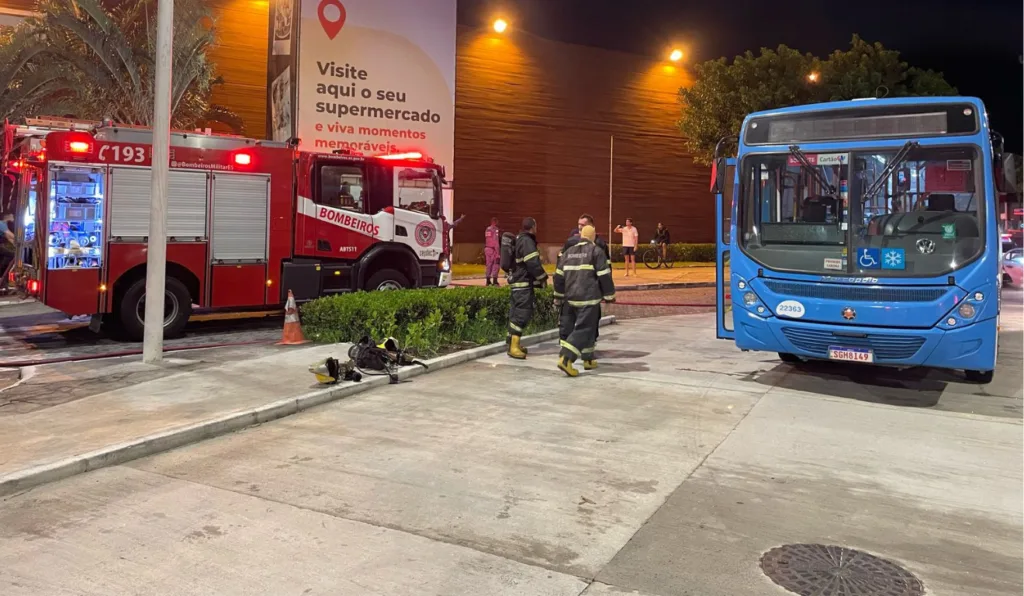 Ônibus do Transcol é incendiado por criminosos na Praia do Suá