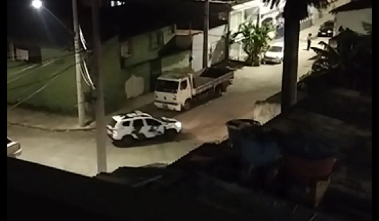 Moradores filmaram viaturas circulando pelo bairro Novo Horizonte na madrugada desta segunda-feira (17). Foto: Reprodução/ TV Vitória