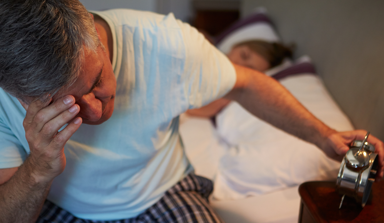 Homem com dificuldade para dormir