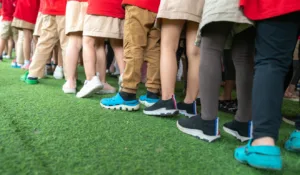 Estudantes em fila na escola
