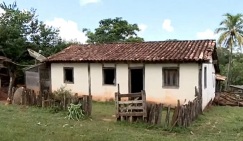 Casa feita de barro e humilde onde morou o cantor (Foto: Reprodução/ Internet)
