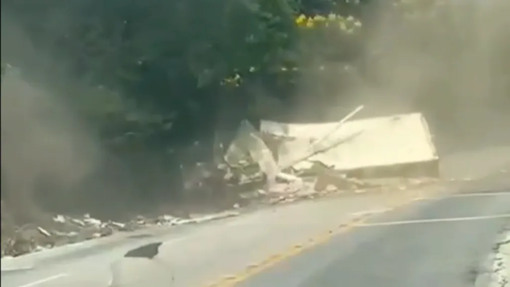 Vídeo flagra momento em que caminhão tomba em rodovia do ES