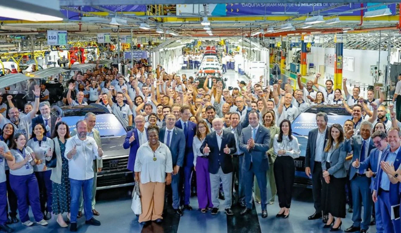 Presidente Lula em inauguração do TechMobility, o maior centro de desenvolvimento de produtos de mobilidade híbrida-flex da América Latina, durante visita ao Polo Automotivo Stellantis, em Betim (MG).