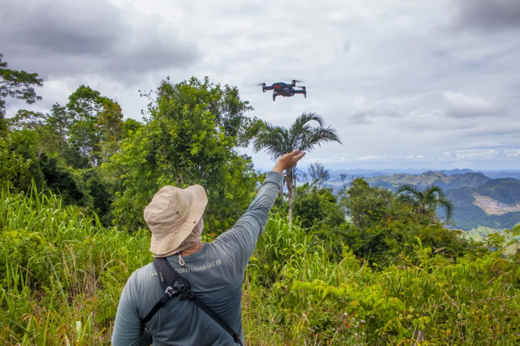 A imagem mostra a equipe do Instituto Últimos Refúgios durante uma visita técnica em Aracruz, realizando o trabalho de campo e capturando imagens da biodiversidade local