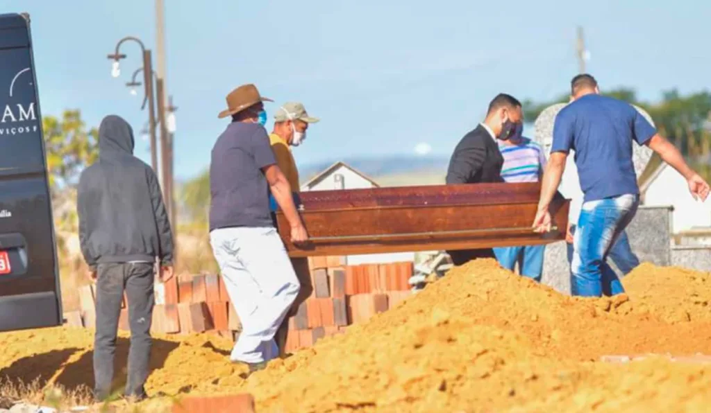 Velório e enterro de Lázaro Barbosa (Foto: Reprodução – Metrópole)
