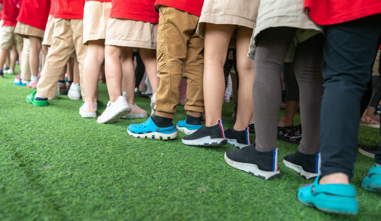 Estudantes em fila na escola