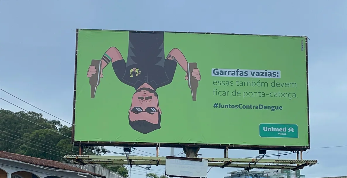 Unimed Vitória e a MP criam placa para fazer capixabas virarem a cabeça (e garrafas vazias) contra a Dengue Unimed Vitória e a MP criam placa para fazer capixabas virarem a cabeça (e garrafas vazias) contra a Dengue