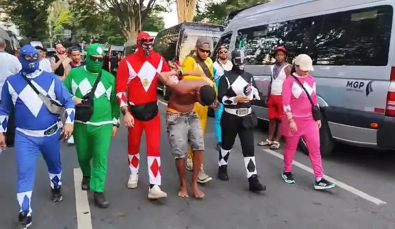 Policiais fantasiados de power rangers