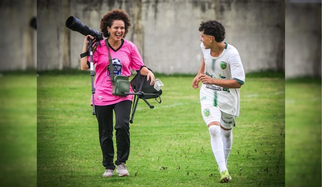 Karen Marchesi virou fotógrafa esportiva motivada pelo filho, Murilo Marchesi, jogador de futebol de base. Foto: Arquivo pessoal