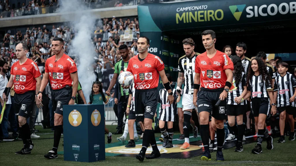 O árbitro Davi Lacerda (com a bola na mão) na final do Campeonato Mineiro