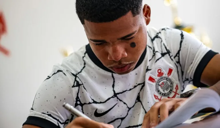 Kawê assina seu primeiro profissional contrato com o Corinthians