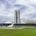 Fachada do Congresso Nacional, a sede das duas Casas do Poder Legislativo brasileiro.