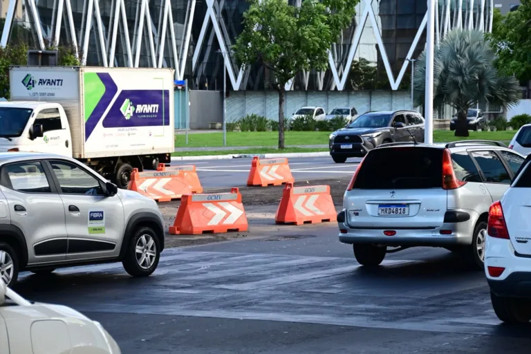 Trânsito na região da enseada do Suá