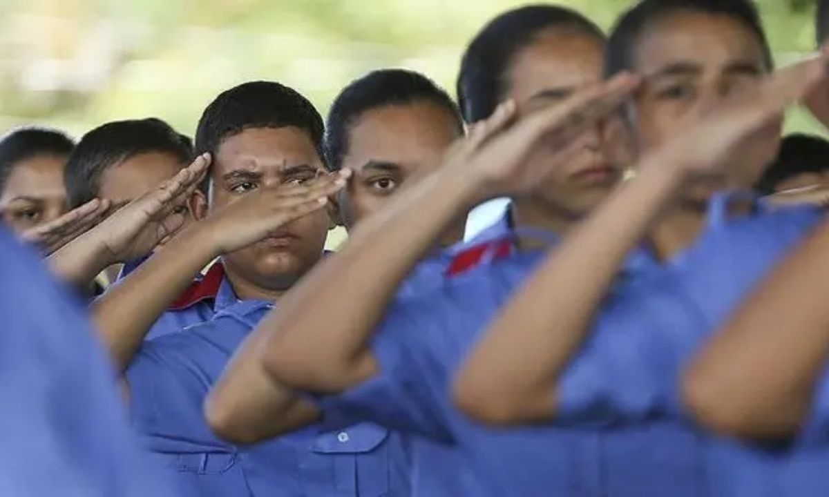 Alunos de escola cívico-militar