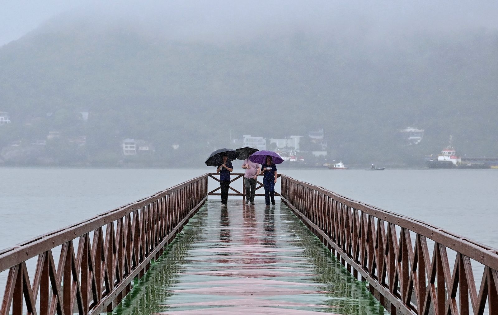 Chuva no Espírito Santo/Enseada do Suá