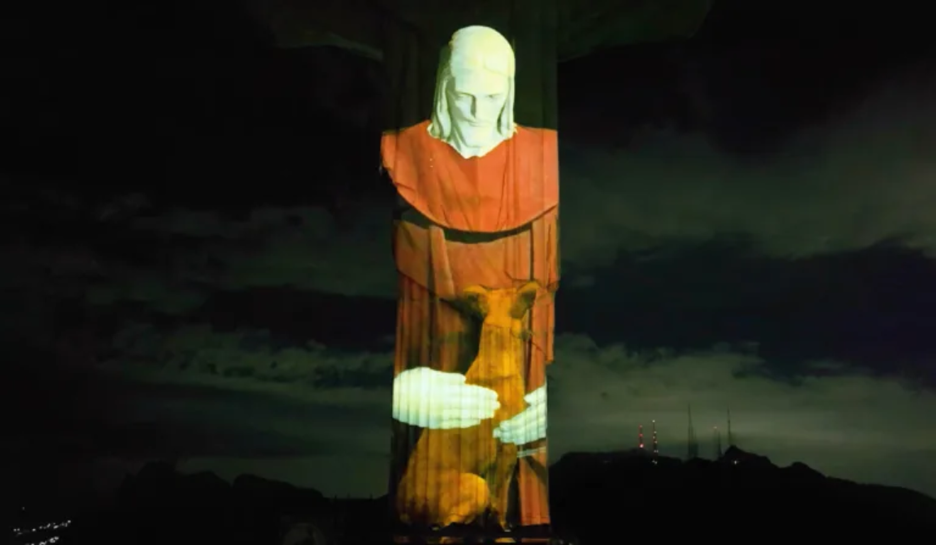 Cristo abraça vira-lata caramelo