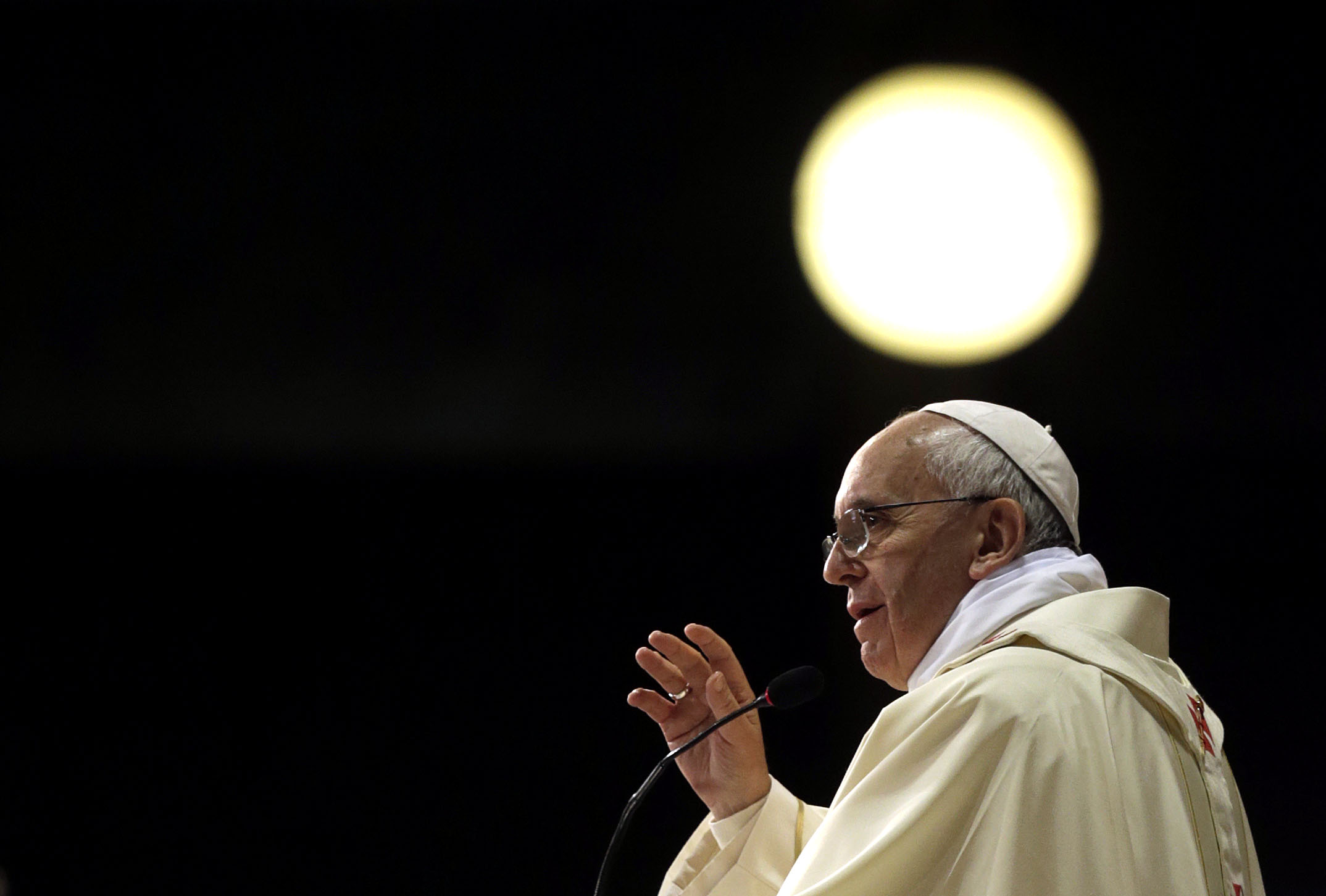 Foto de arquivo de 27072013 de Papa Francisco durante missa na Catedral Metropolitana do Rio de Janeiro em visita que fez ao Brasil para participar da Jornada Mundial da Juventude (JMJ).