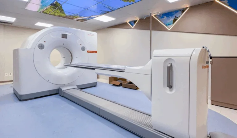 O sistema de PET-CT que oferece para pacientes atendidos via SUS, particulares e de convênios um exame mais rápido, preciso e com menor exposição à radiação. Além disso, a instituição entrega para a população uma nova sede do Serviço de Medicina Nuclear e Imagem Molecular - que demandou mais de R$ 10 milhões investidos com recursos próprios - posicionando-se entre as mais modernas do país.