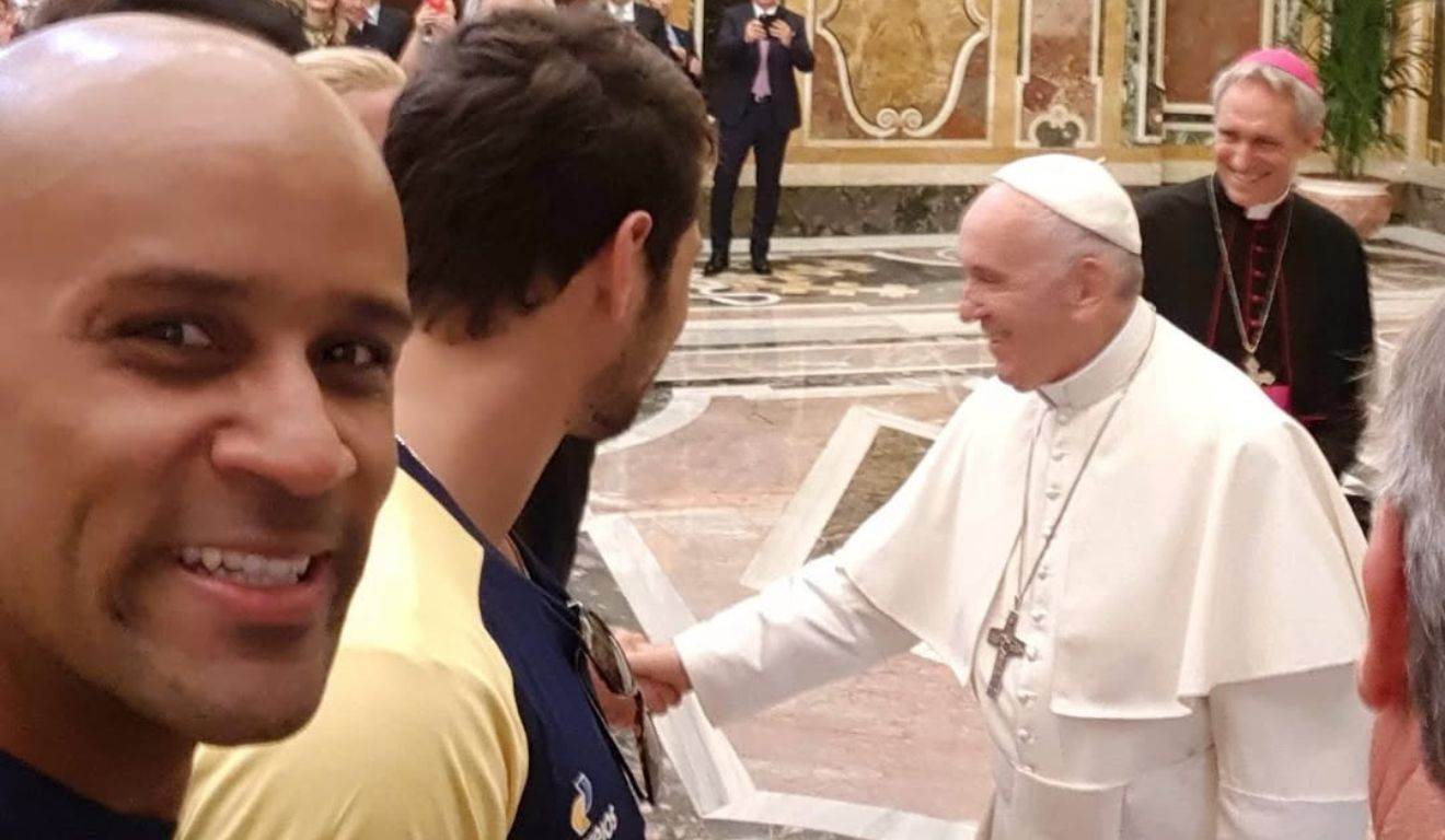 Nadador capixaba João Luiz encontra o papa Francisco em 2018