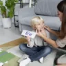 Mulher com criança autista