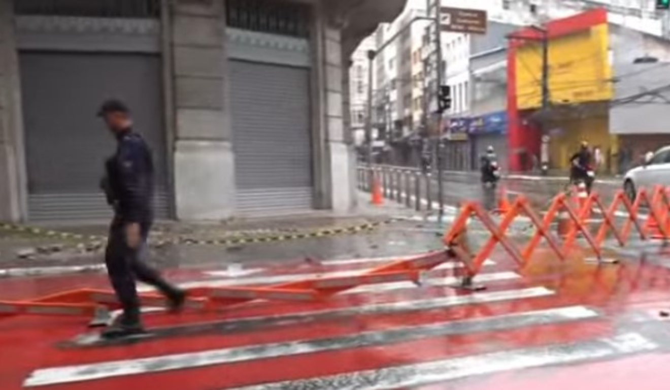 calçada interditada após queda de marquise