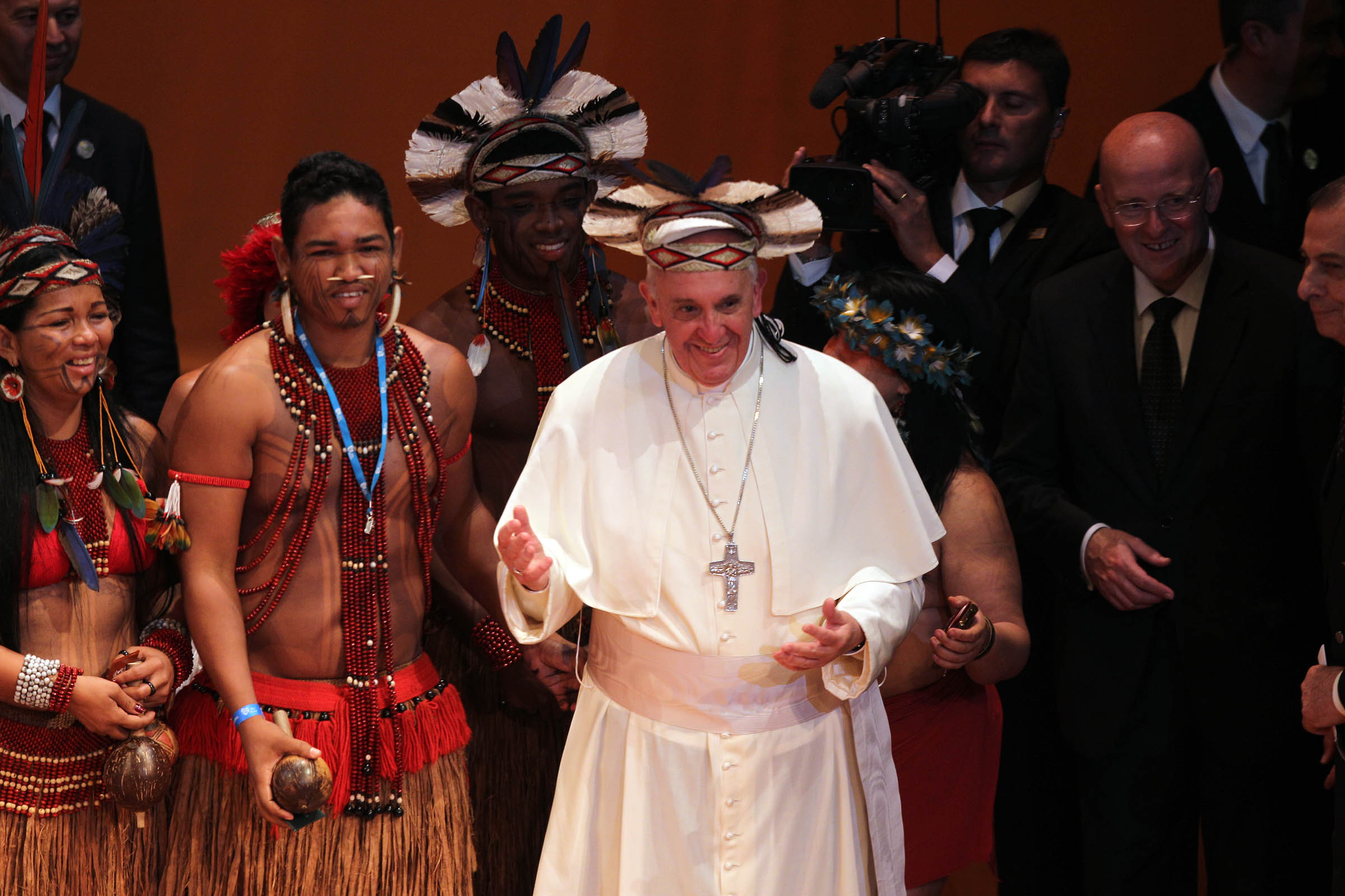 Papa Francisco com um cocar, presente de uma comunidade indígena, durante visita no Brasil.