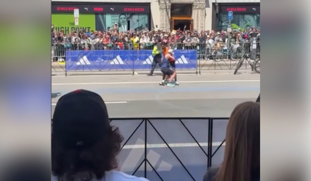 Pedro Arieta ajuda corredor que caiu na Maratona de Boston 2025