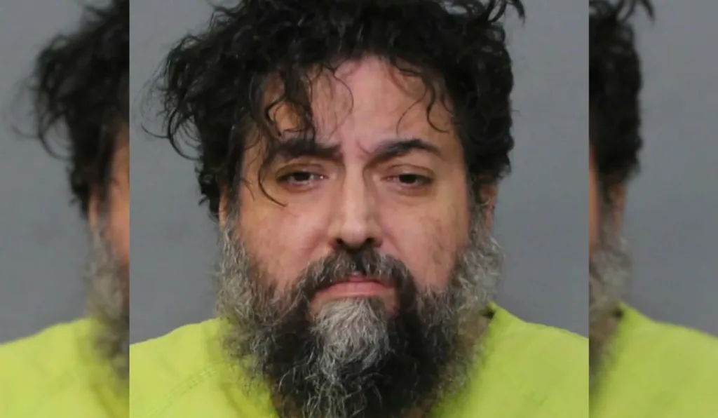 Maximilian Bondrescu, de 44 anos, foi preso sob diversas acusações, incluindo sequestro e abuso infantil. Foto: Divulgação/Gabinete do Xerife do Condado de Larimer Maximilian Bondrescu, de 44 anos, foi preso sob diversas acusações, incluindo sequestro e abuso infantil. Foto: Divulgação/Gabinete do Xerife do Condado de Larimer