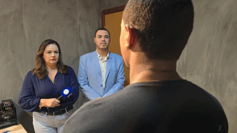 Marcelle Altoé e o advogado Pedro Carvalho explicam o que pode ser feito. Foto: Conexão Justiça