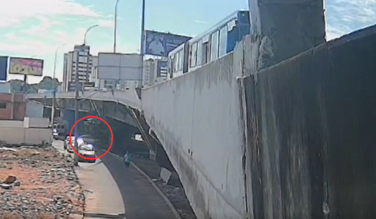 Vídeo flagra momento em que carro cai em Valão de Vila Velha