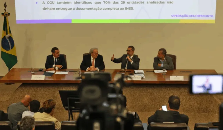 ministros da Justiça e Segurança Pública, Ricardo Lewandowski, da Previdência Social, Carlos Lupi, e da Controladoria-Geral da União, Vinicius de Carvalho