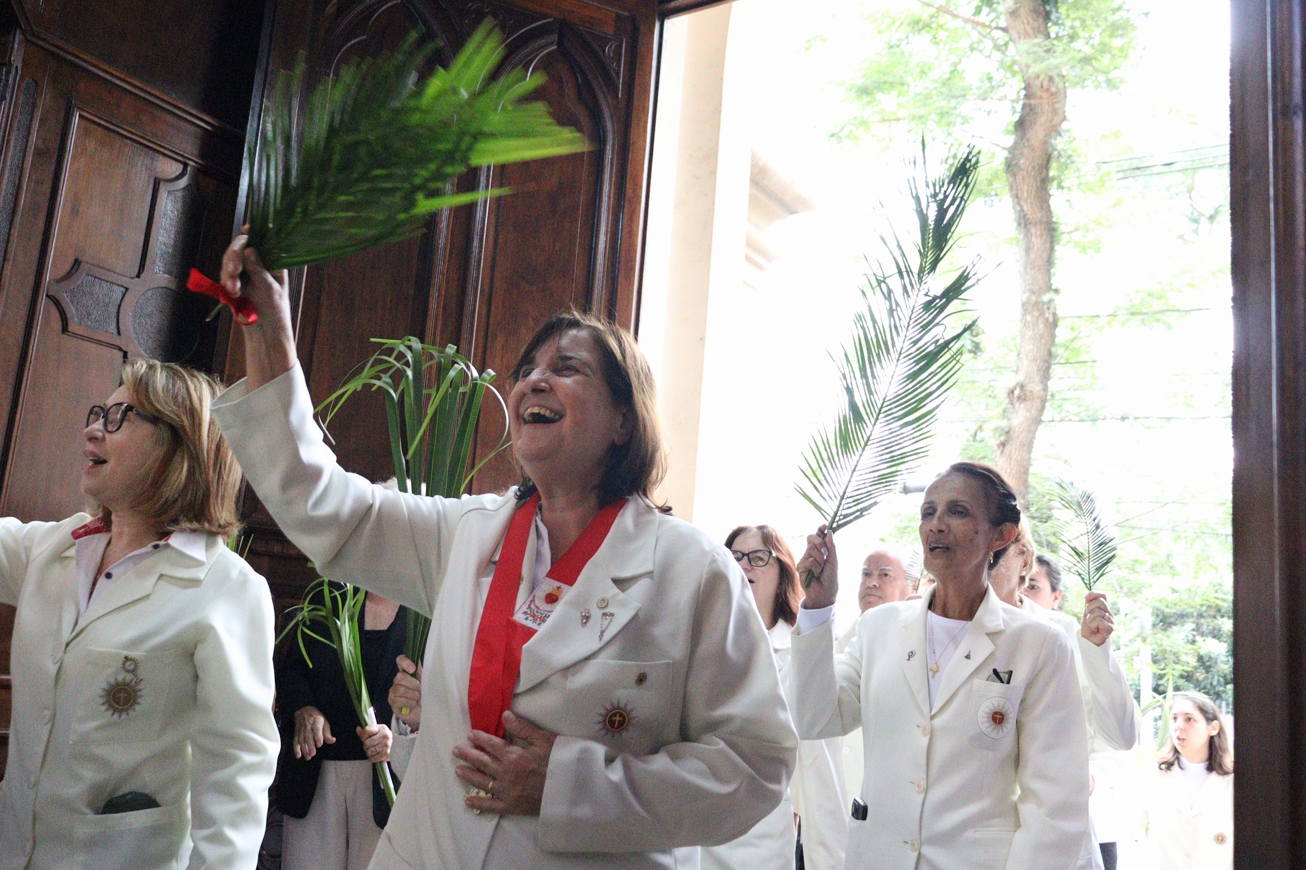 Fiéis acompanham a missa e a procissão de Domingo de Ramos