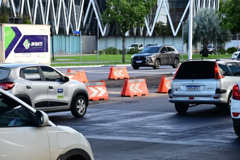 Trânsito na região da enseada do Suá