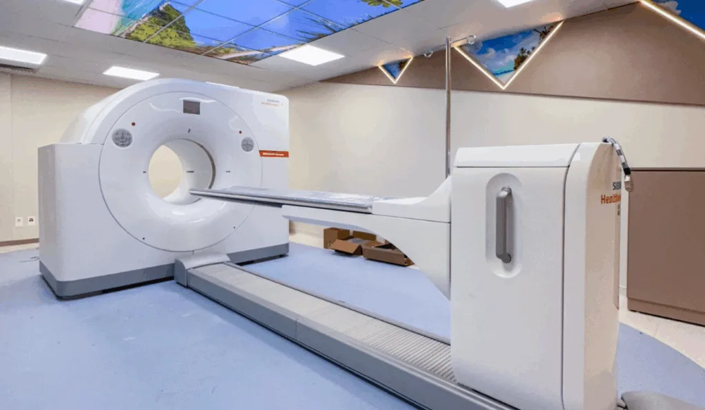O sistema de PET-CT que oferece para pacientes atendidos via SUS, particulares e de convênios um exame mais rápido, preciso e com menor exposição à radiação. Além disso, a instituição entrega para a população uma nova sede do Serviço de Medicina Nuclear e Imagem Molecular - que demandou mais de R$ 10 milhões investidos com recursos próprios - posicionando-se entre as mais modernas do país.