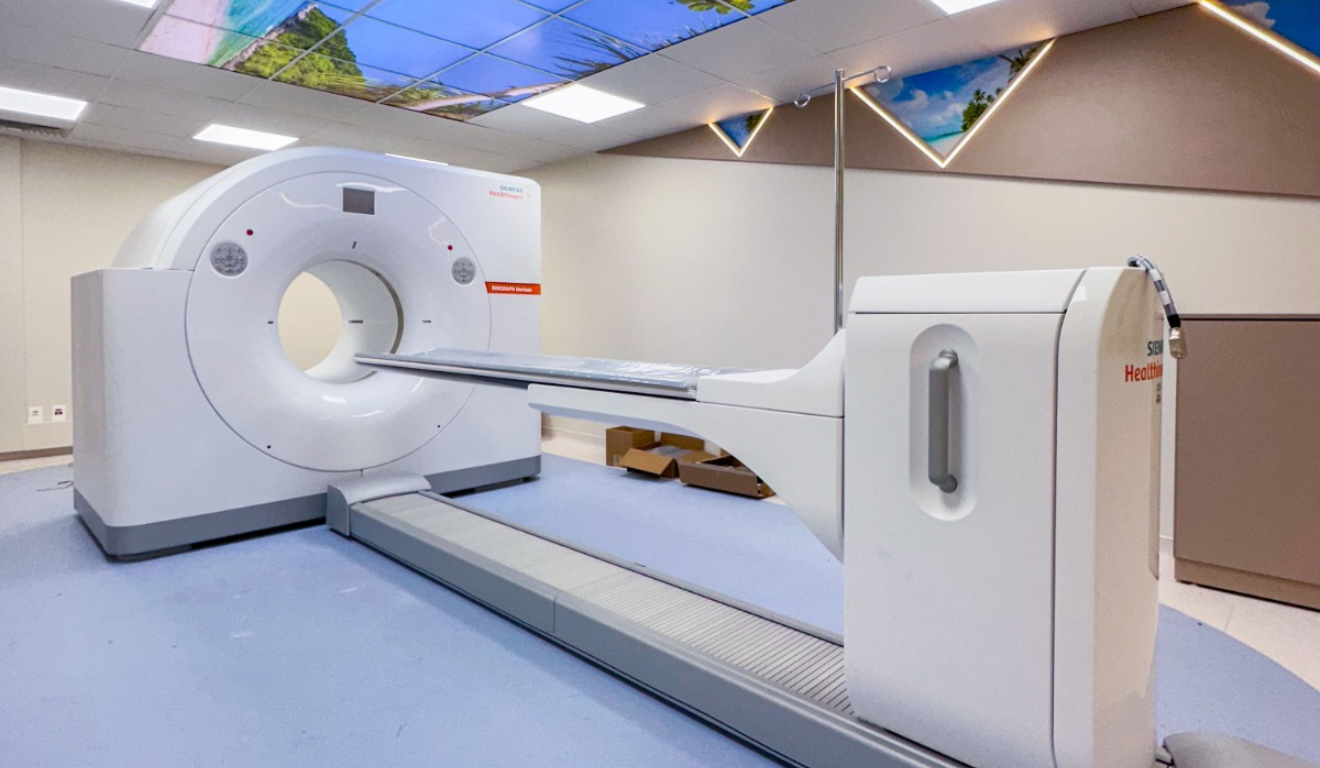 O sistema de PET-CT que oferece para pacientes atendidos via SUS, particulares e de convênios um exame mais rápido, preciso e com menor exposição à radiação. Além disso, a instituição entrega para a população uma nova sede do Serviço de Medicina Nuclear e Imagem Molecular - que demandou mais de R$ 10 milhões investidos com recursos próprios - posicionando-se entre as mais modernas do país.