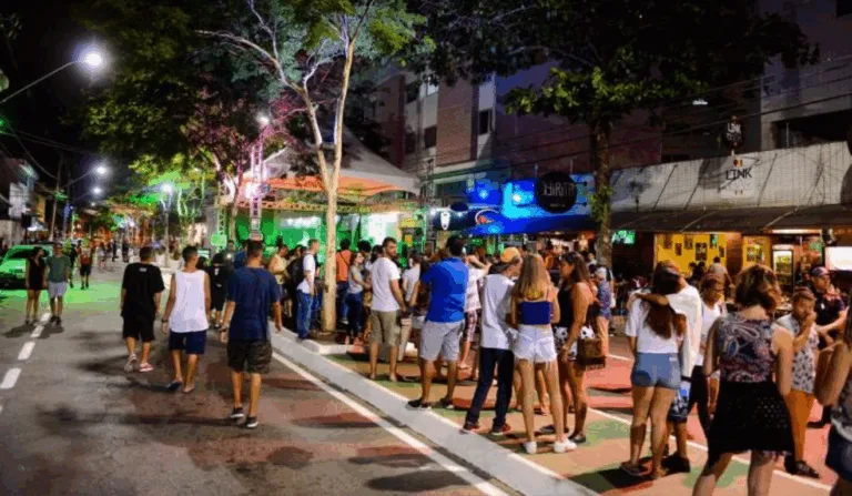 Empreendimentos têm ajustado suas ofertas para atrair tanto o público local quanto os turistas. Rua da Lama. Crédito: Diego Alves/PMV