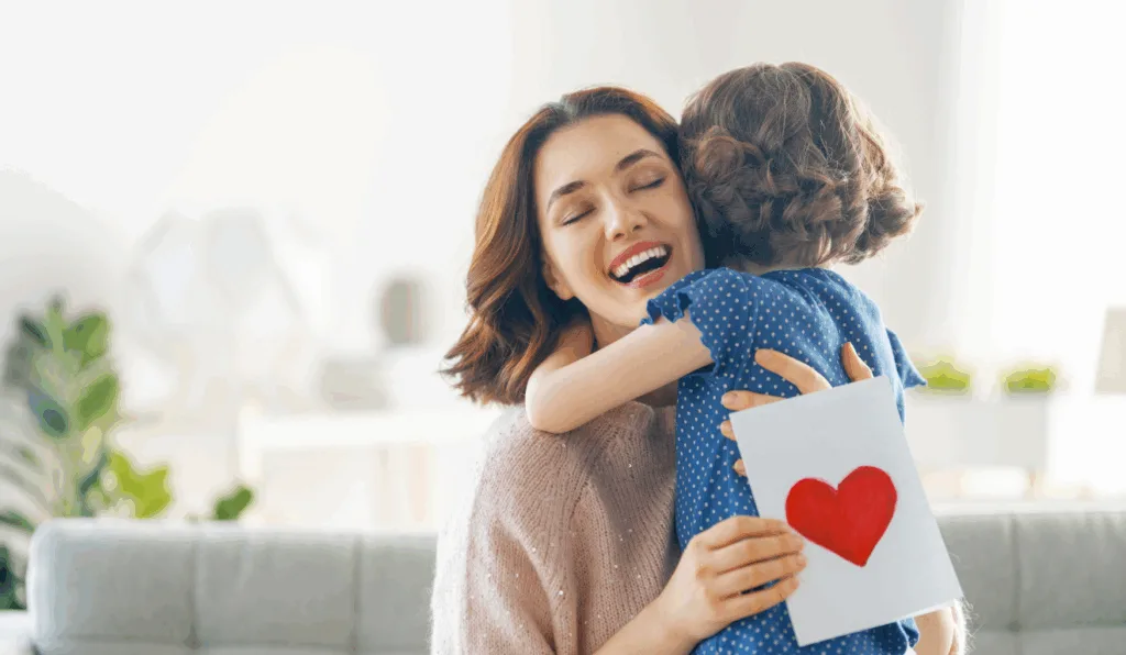 Mãe abraçando o filho/Canva