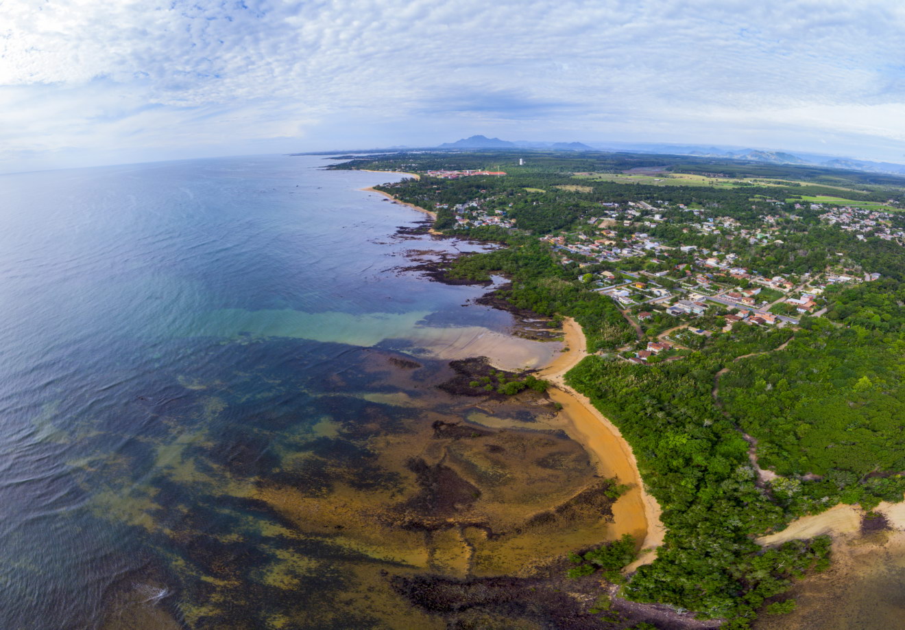 Vista aérea do litoral de Aracruz-ES mostrando mosaico de ecossistemas como recifes, costões rochosos, manguezais, praia e restinga