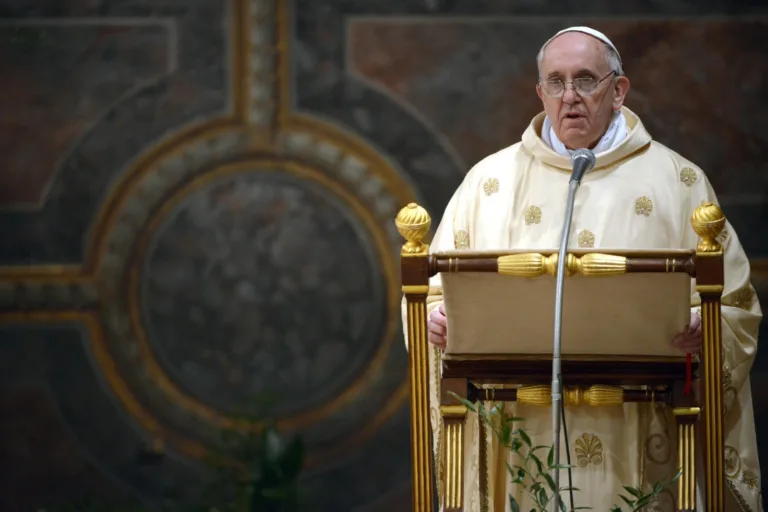 Foto de 2013 do Papa Francisco ao celebrar missa inaugural com os cardeais na Capela Sistina, no Palácio Apostólico, no Vaticano