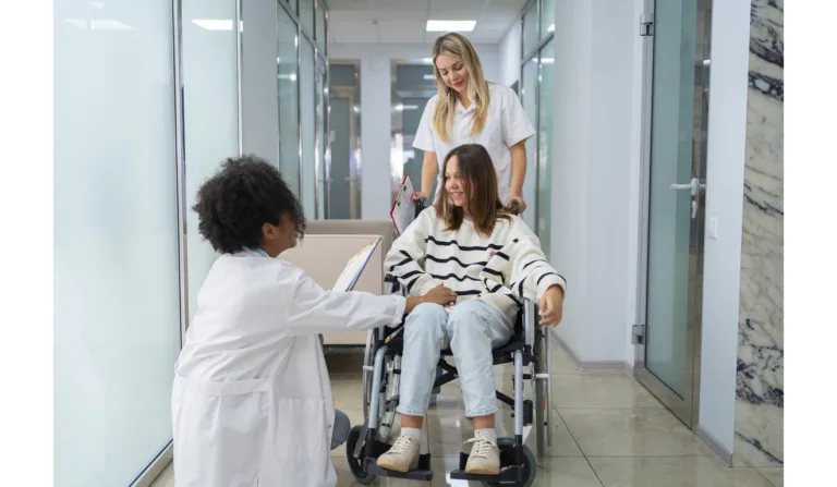 Médica e paciente em cadeira de rodas