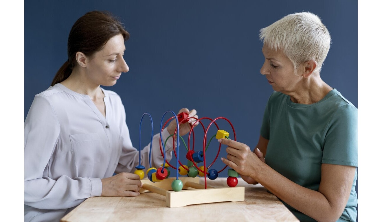 Pessoa adulta com autismo fazendo terapia.