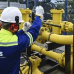 Trabalhador em tubulação de gás natural: descarbonização nos planos do Estado. Crédito: Divulgação/ES Gás