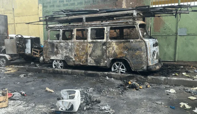 kombi destruída em incêndio na feira de itapuã