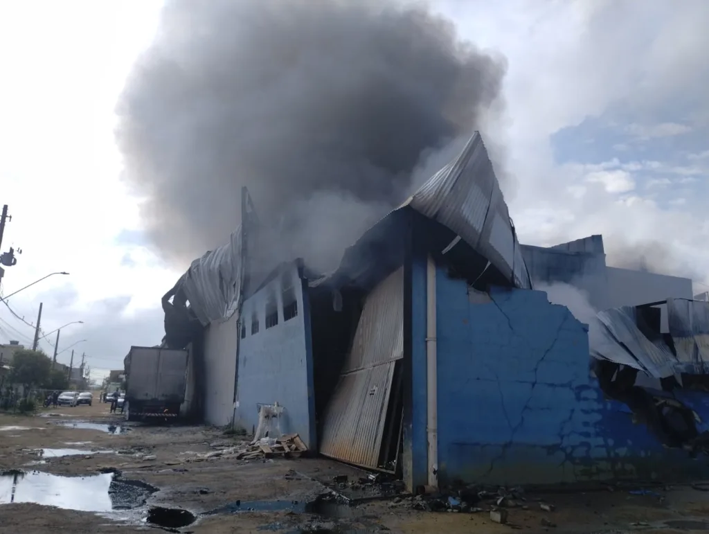 incendio galpao serra