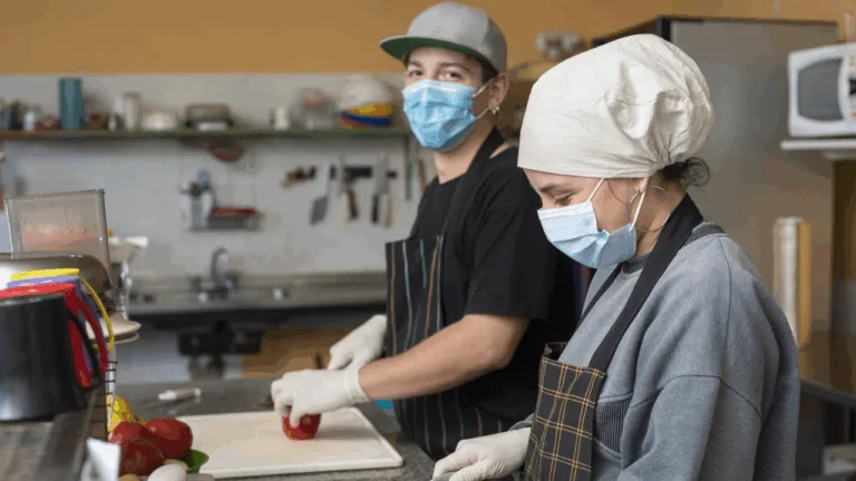 Entre as vagas estão oportunidades para auxiliar de cozinha e para participar, é necessário realizar um pré-cadastro online. Foto: Freepik