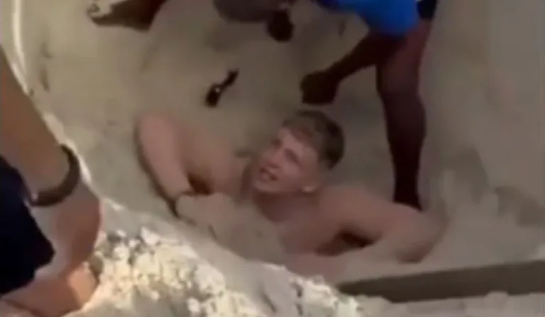 Turista preso na areia da praia de Copacabana