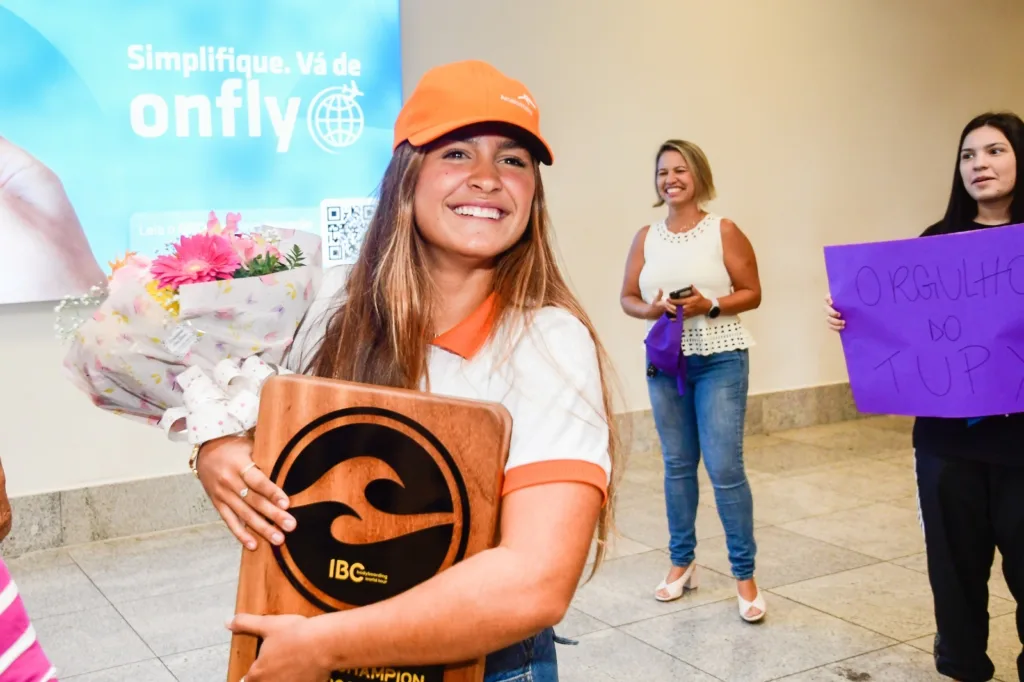 Luna Hardman é recebida com festa no aeroporto após conquistar o bicampeonato mundial