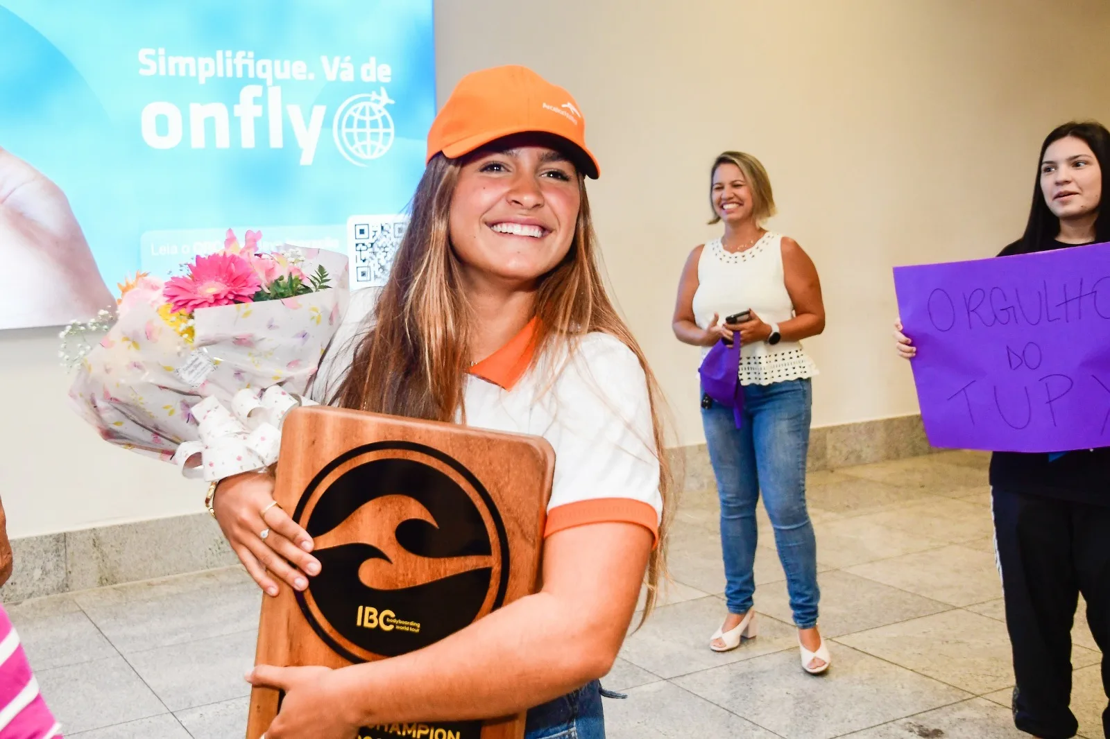 Luna Hardman é recebida com festa no aeroporto após conquistar o bicampeonato mundial